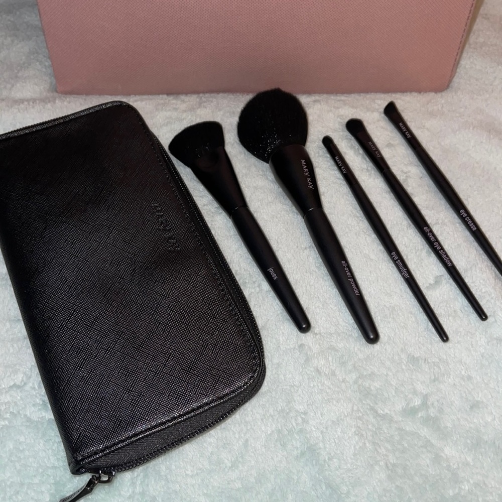Mary Kay Essential Brush Collection Brand New!